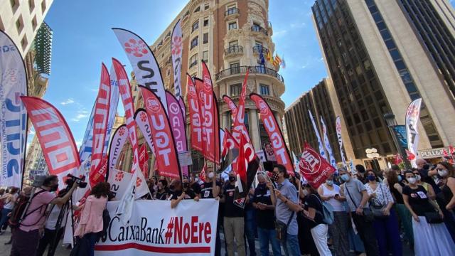 Empleados de CaixaBank se manifiestan ante las sedes del banco durante una huelga celebrada en junio de 2021.