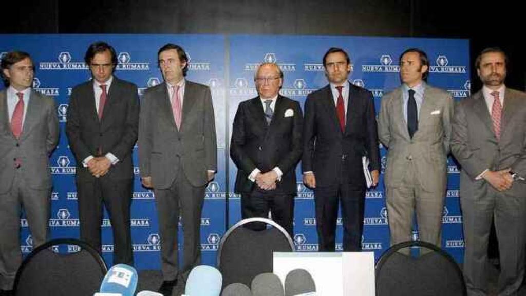 José María Ruiz-Mateos (en el centro) junto a seis de sus hijos, los herederos del ruinoso imperio Rumasa.