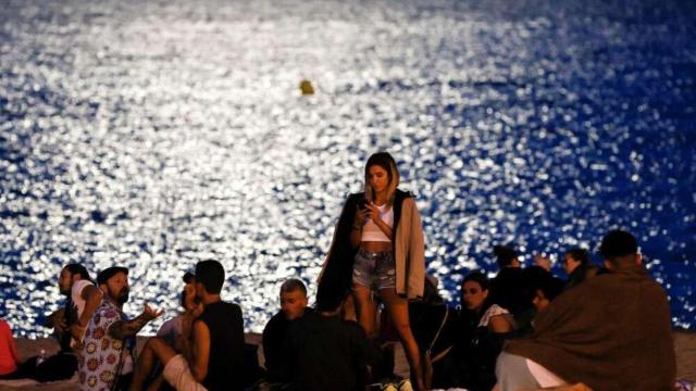 Un grupo de jóvenes, en una playa, días atrás.