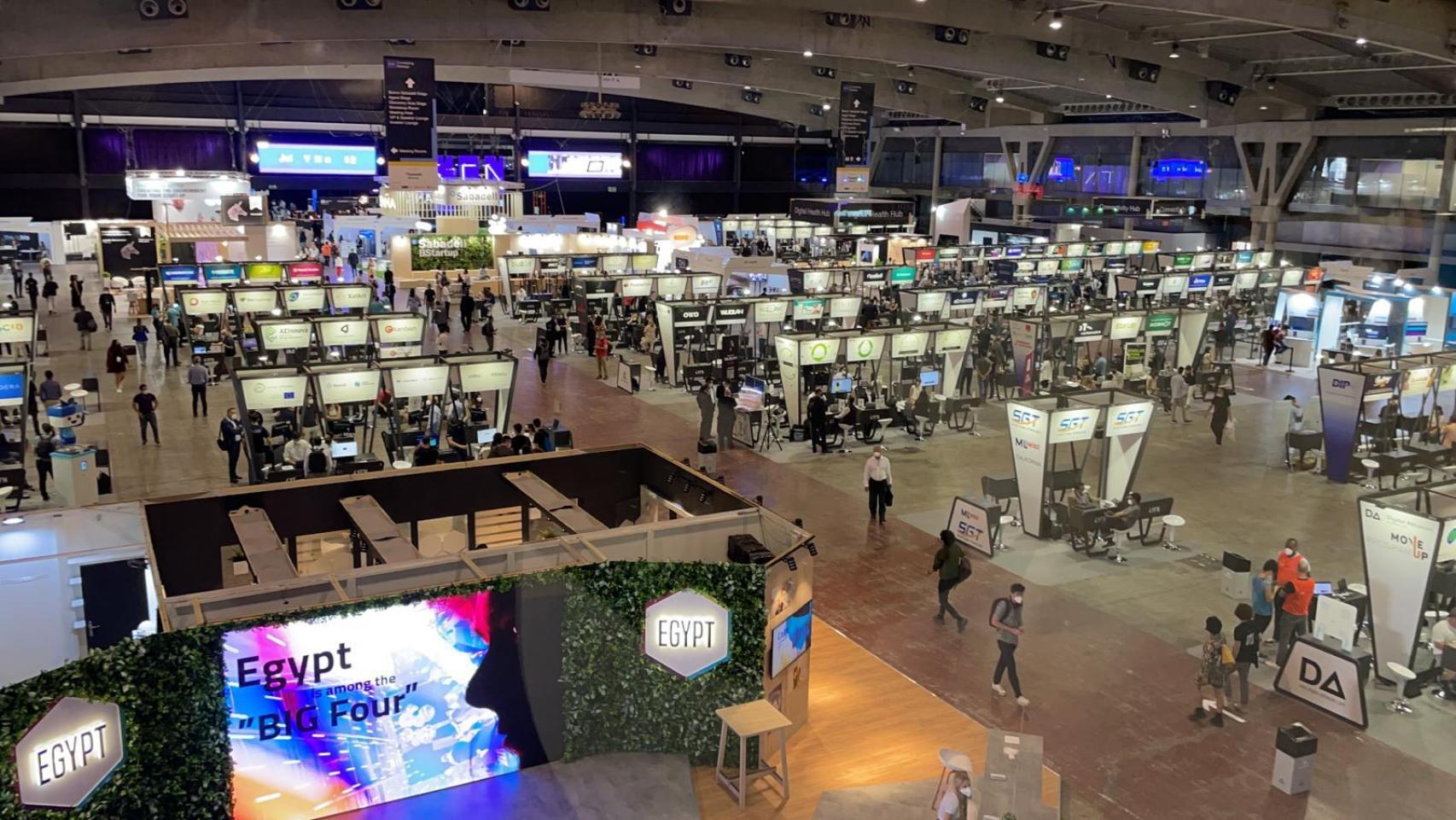 Poca asistencia de público en la primera jornada del Mobile World Congress en imágenes