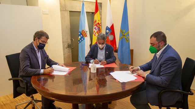 Revilla, Barbón y Feijóo durante una reunión.