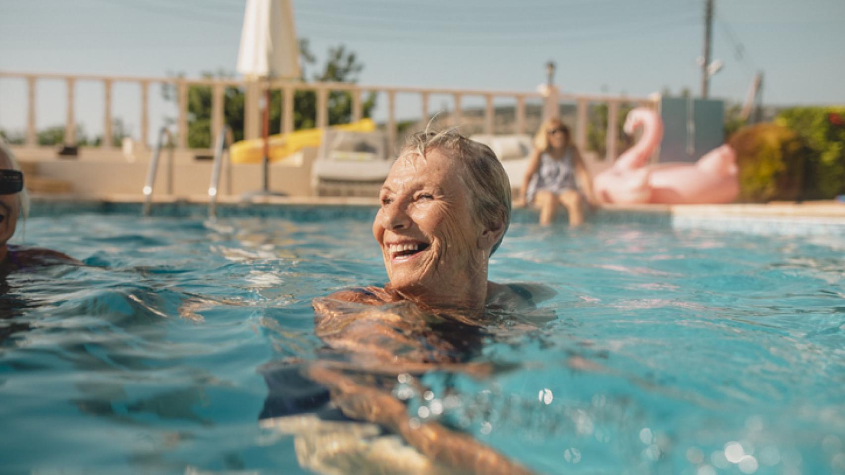 Los ejercicios que debes hacer en la piscina para quemar grasa.
