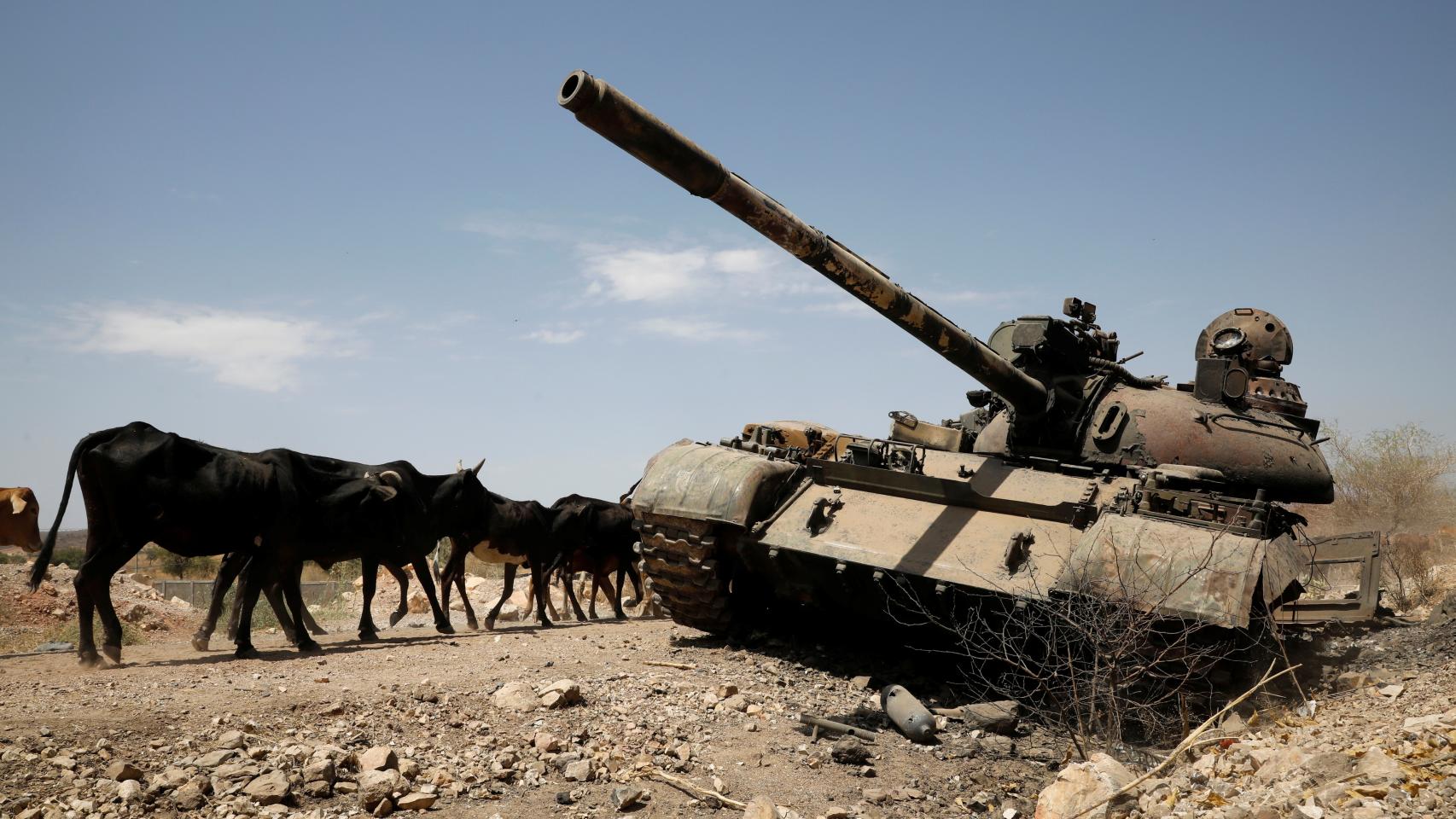 Un tanque abandonado en la zona de Tigray.