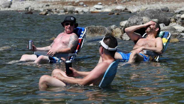 Bañistas en el lago Alouette de Canadá, en la Columbia británica.