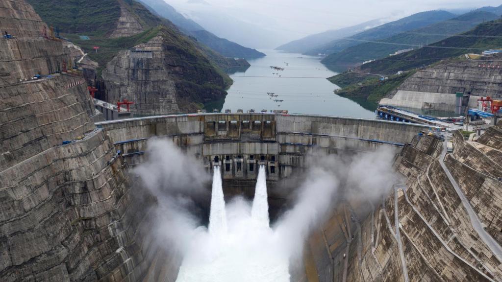 Presa de Baihetan, China, en funcionamiento.