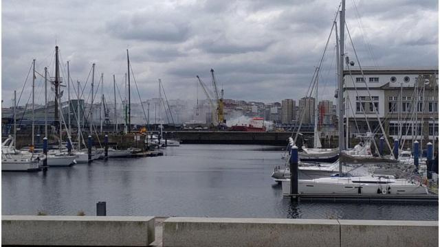La humareda que sale del carguero URA vista desde la Marina.