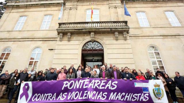 Concentración de repulsa por la agresión a una mujer por parte de su exmarido en Ponteareas.