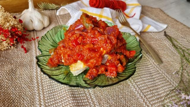 Bonito a la plancha con salsa de tomate y pimientos