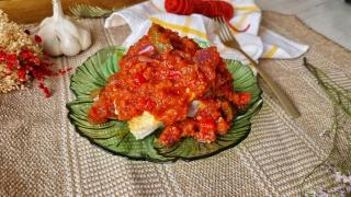 Bonito a la plancha con salsa de tomate y pimientos