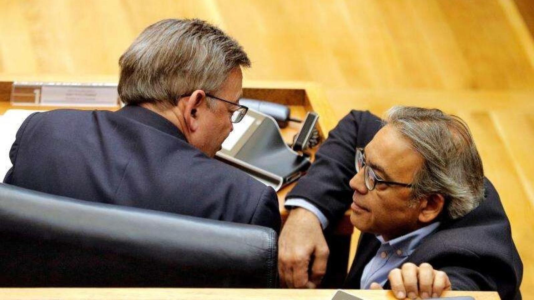 Ximo Puig dialoga en 'Les Corts Valencianes' con el portavoz socialista, Manolo Mata. EFE
