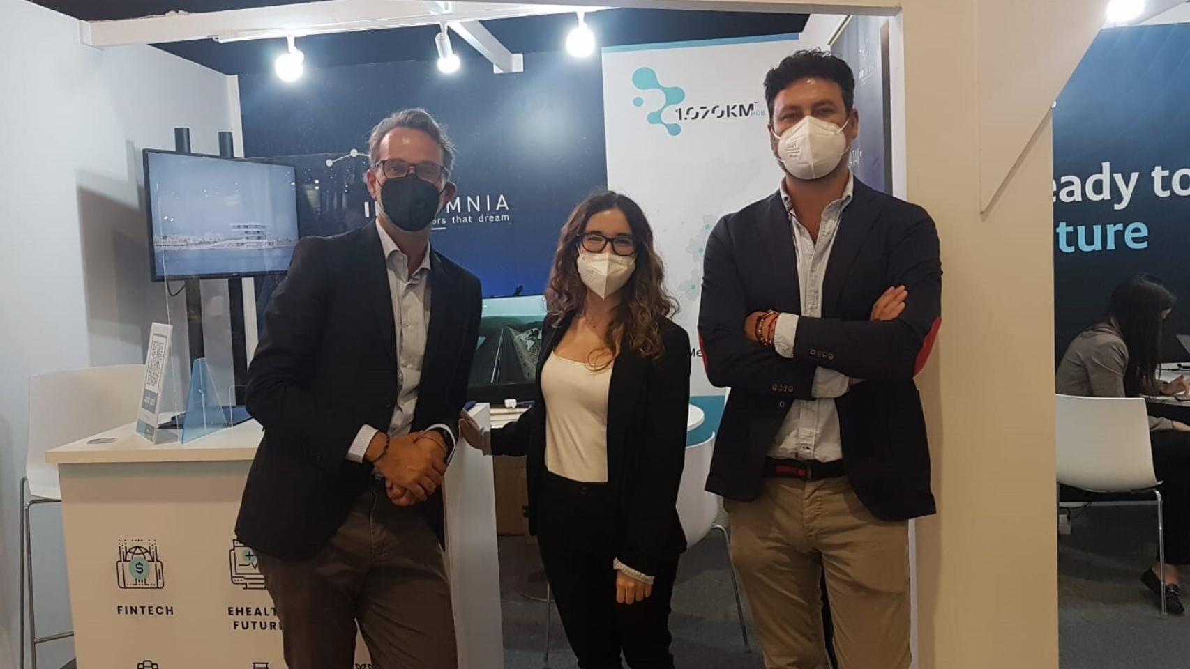Fran Estevan, CEO de Innsomnia, junto a Anaïs Guitarte, del equipo de comunicación, y Francesc Pons, director de proyectos y startups, en el stand de Innsomnia en el 4YFN.