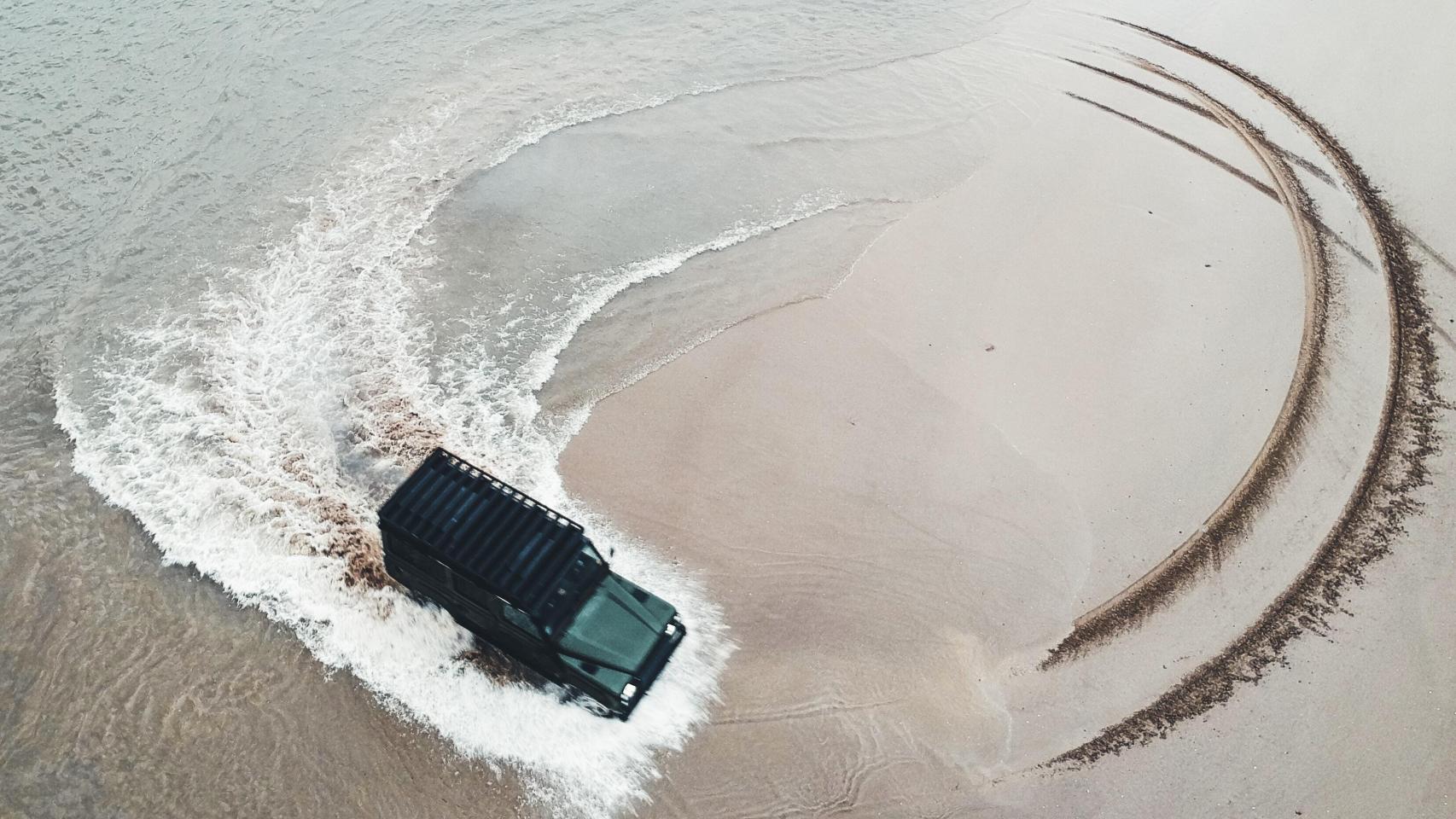 Un coche todoterreno en la playa.