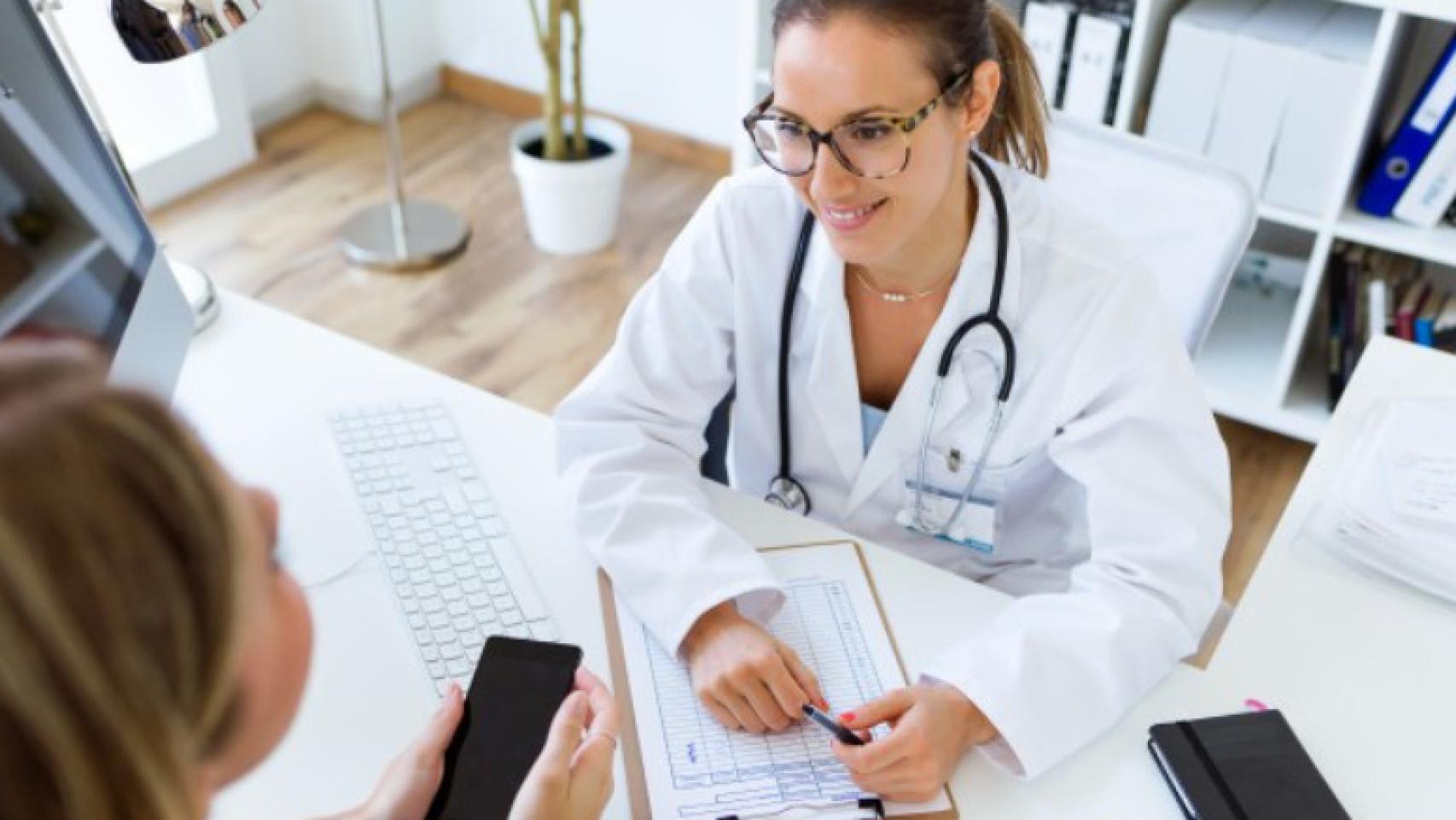 Una joven en la consulta del médico.