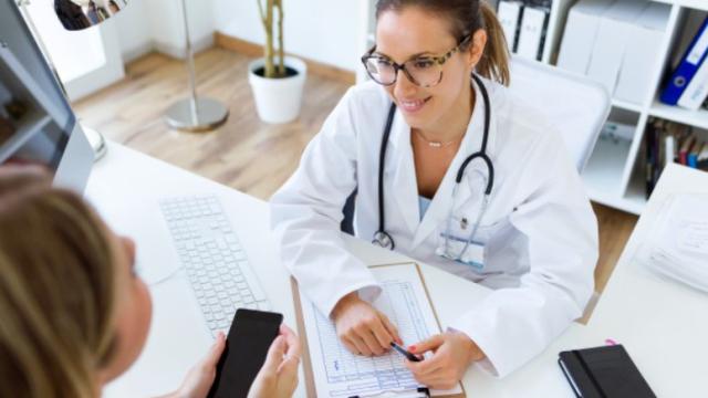 Una joven en la consulta del médico.