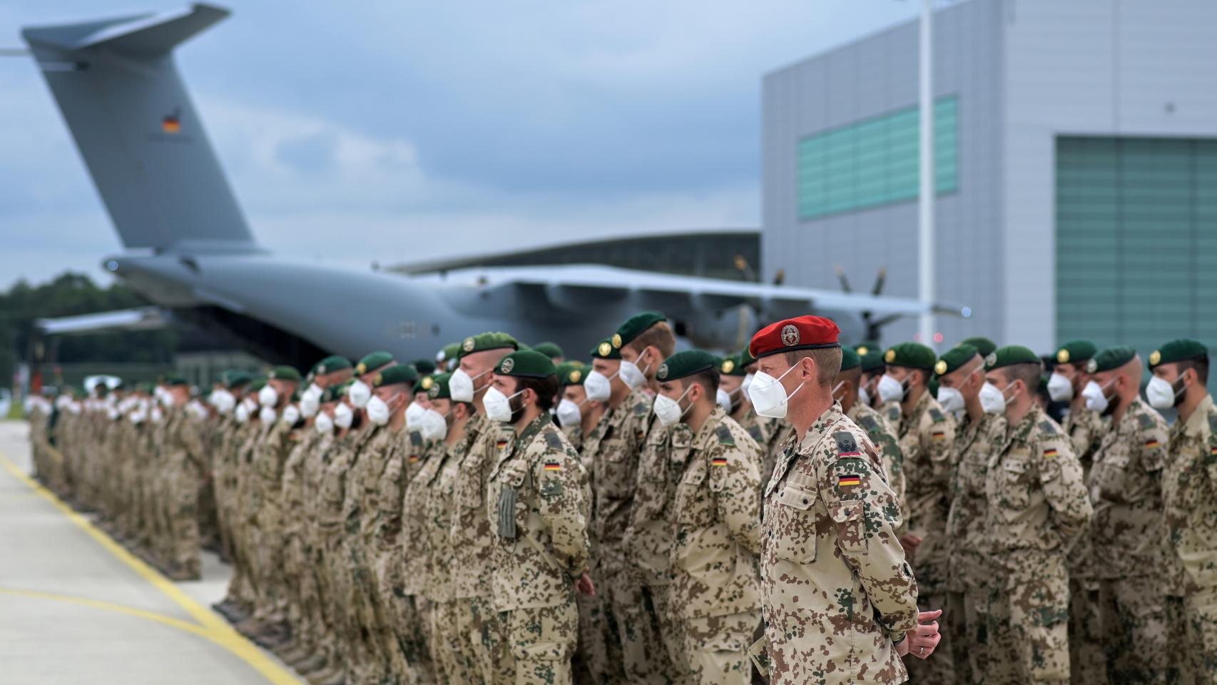 Soldados alemanes forman filas antes de tomar el avión de vuelta a su país.