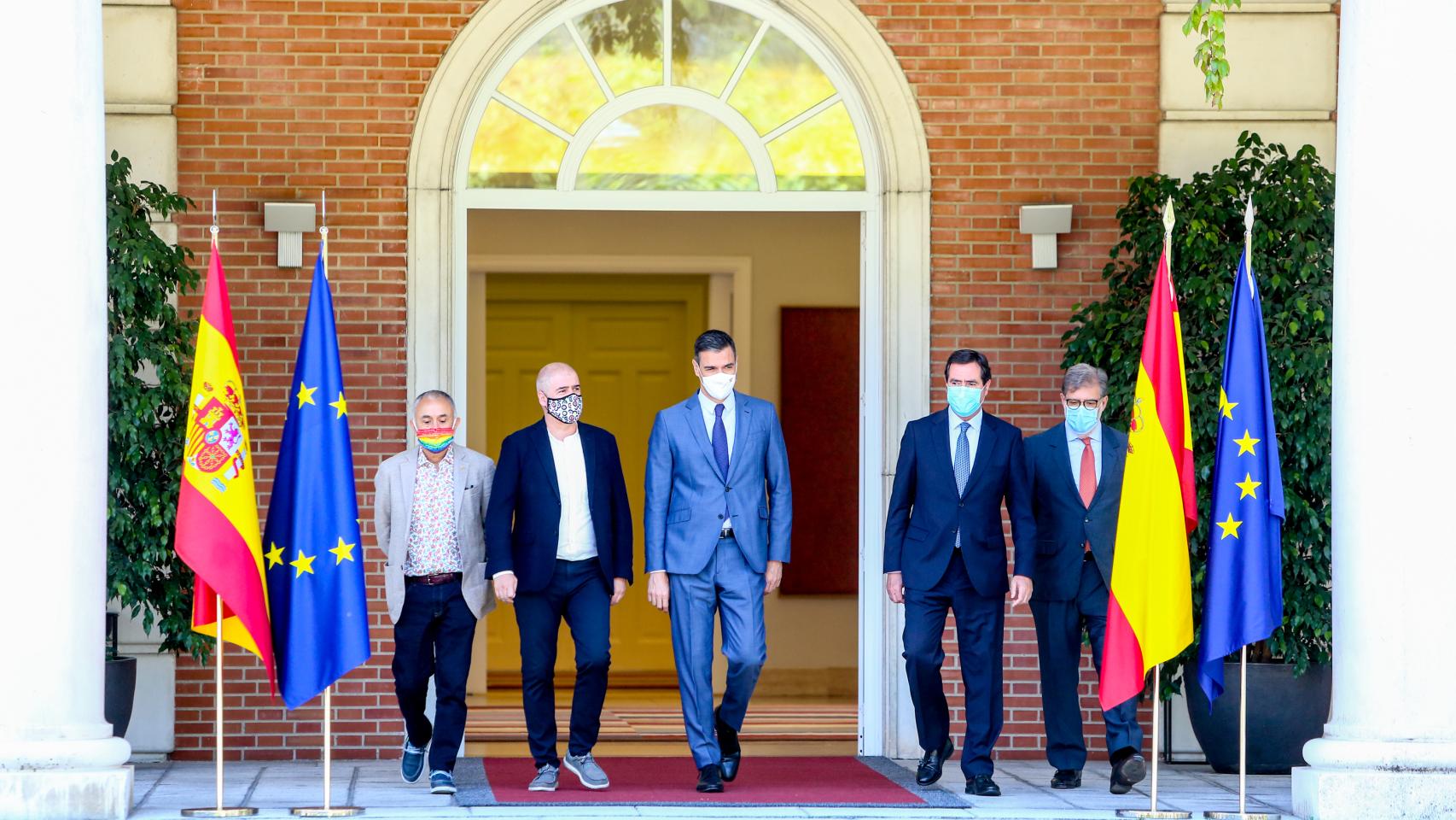 Pedro Sánchez, en el Palacio de la Moncloa, junto a los agentes sociales.