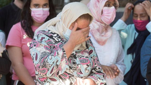 Varias mujeres afligidas mientras la Guardia Civil registra la vivienda de Hasna en Barbastro.