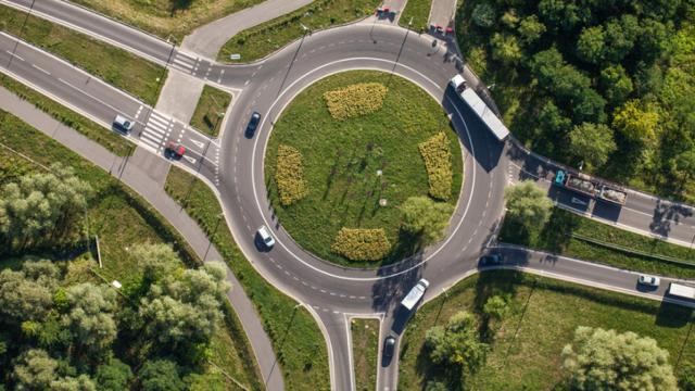 Así se debe circular en rotondas según la DGT