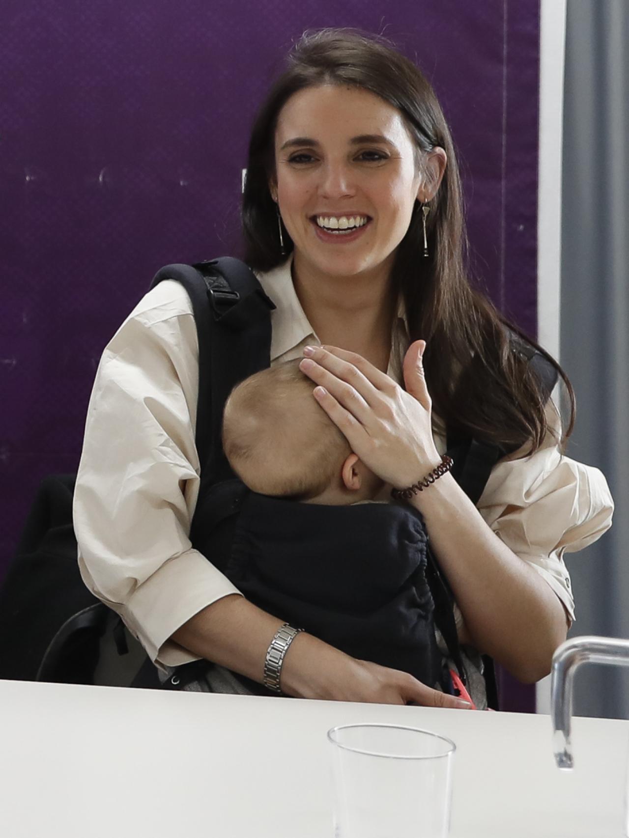 Irene Montero sostiene en sus brazos a su hija pequeña, Aitana.