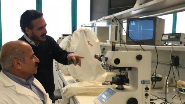 Vicente Montesinos, de pie, en su planta de Castellón.