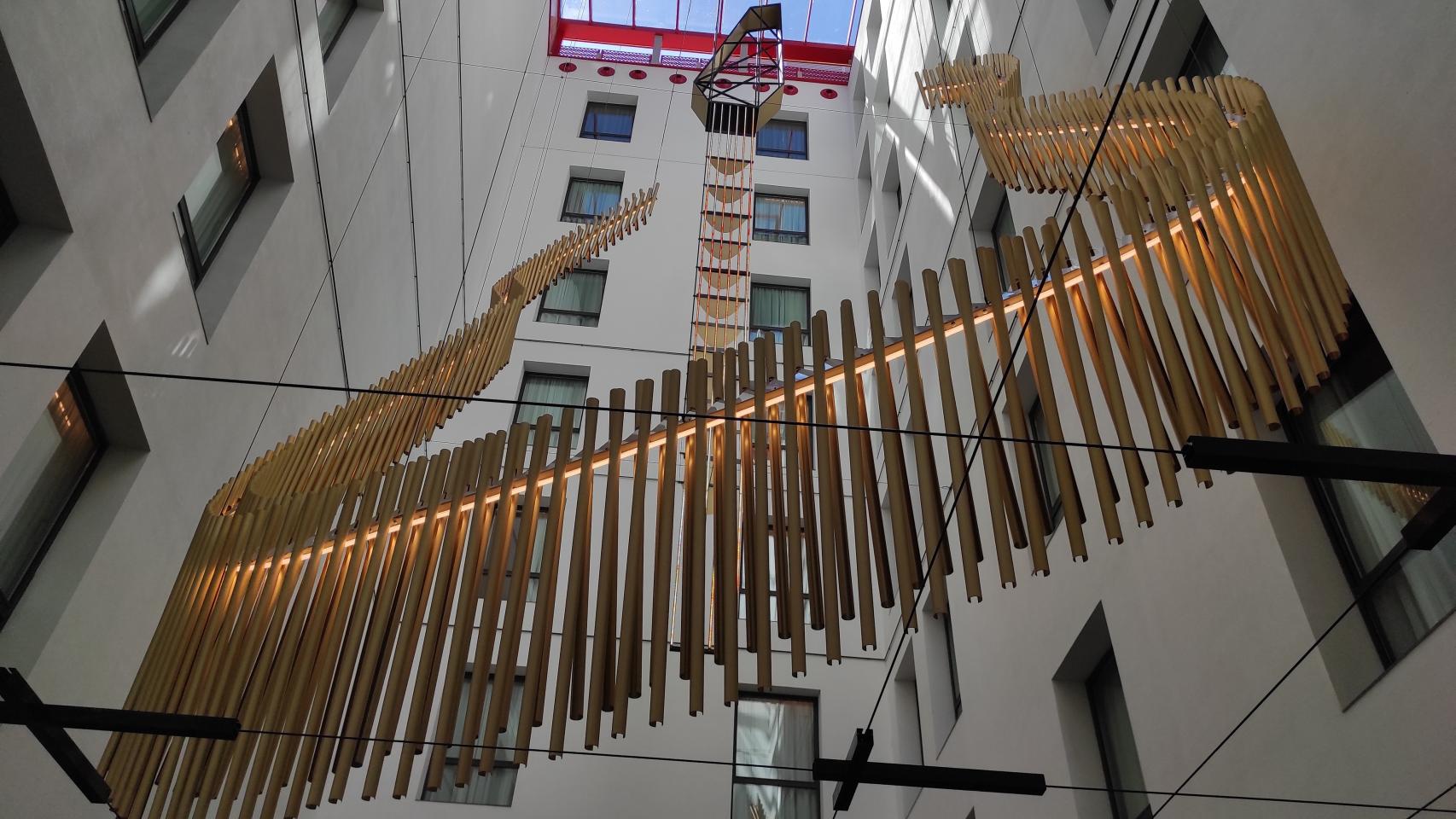 Guitarra colgante esculpida en el vestíbulo del Hard Rock Hotel. Foto: Invertia.