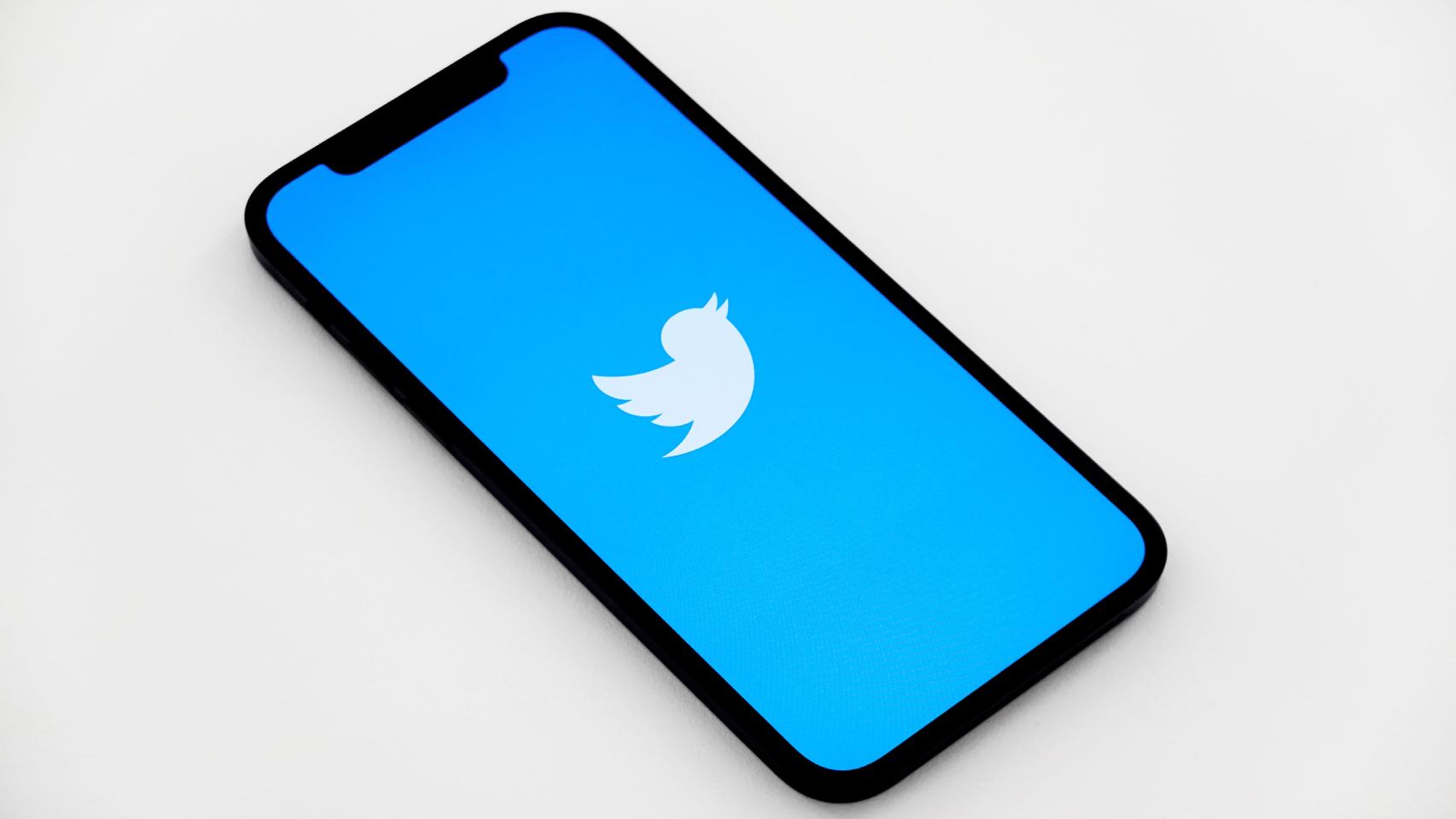 Twitter en un teléfono.