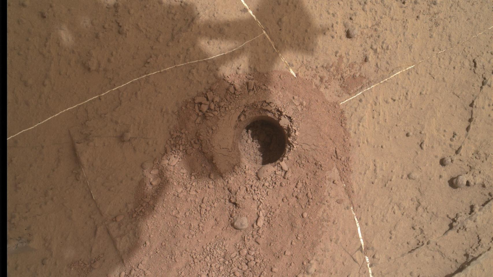 Una de las perforaciones que realizó el Curiosity en su travesía por Gale
