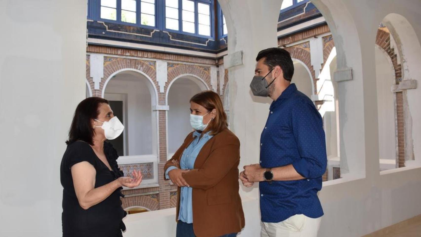 Tita García Élez (centro) con Sergio de la Llave y Carmen Martínez Ruiz
