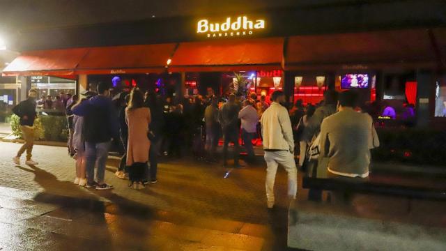 Varios jóvenes en uno de los locales de ocio nocturno del Puerto de Sanxenxo.