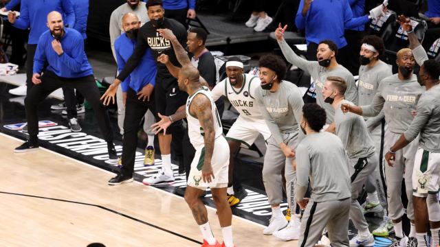 P.J. Tucker celebra una canasta junto a todo el banquillo de los Milwaukee Bucks en el último partido de la eliminatoria contra Atlanta Hawks