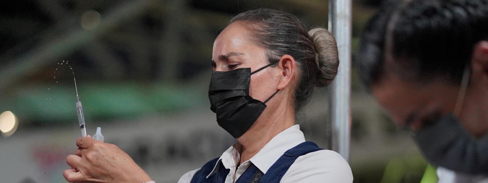 Una enfermera prepara una dosis de Pfizer en Mexicali, Baja California.