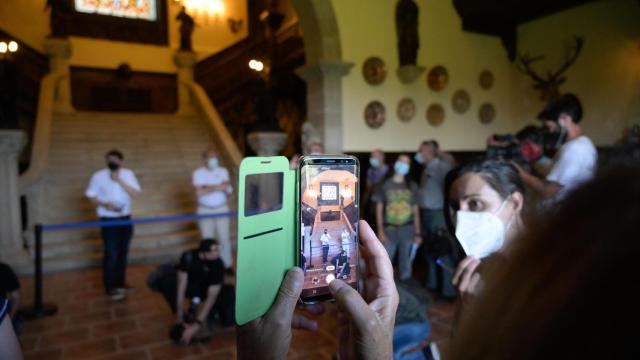 Colectivos de memoria histórica y víctimas del franquismo visitan el Pazo de Meirás.