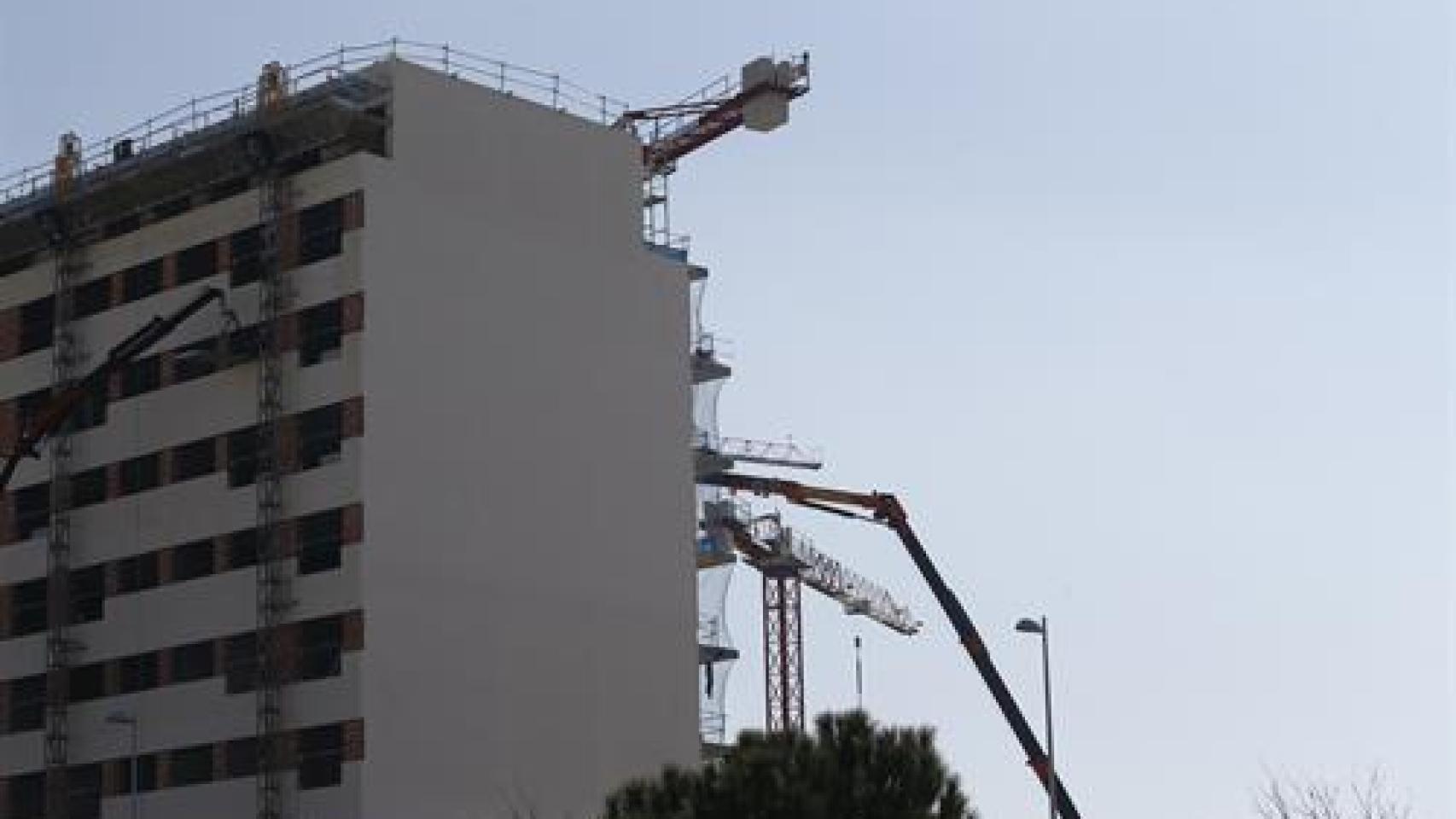 Fachada de un edificio en construcción.