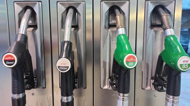 El precio medio del litro de gasolina se ha encarecido en 2021 un 14% y el de diésel un 13,5%.