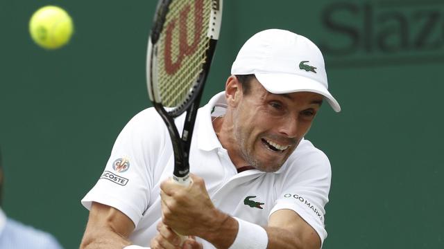 Roberto Bautista ejecuta un revés forzado en Wimbledon