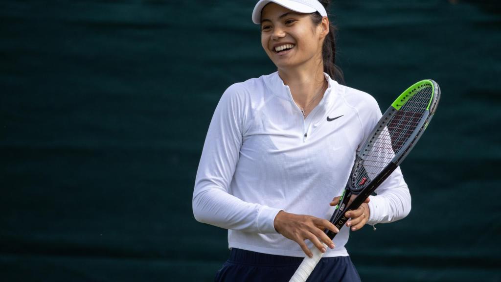 Emma Raducanu en un entrenamiento en Wimbledon