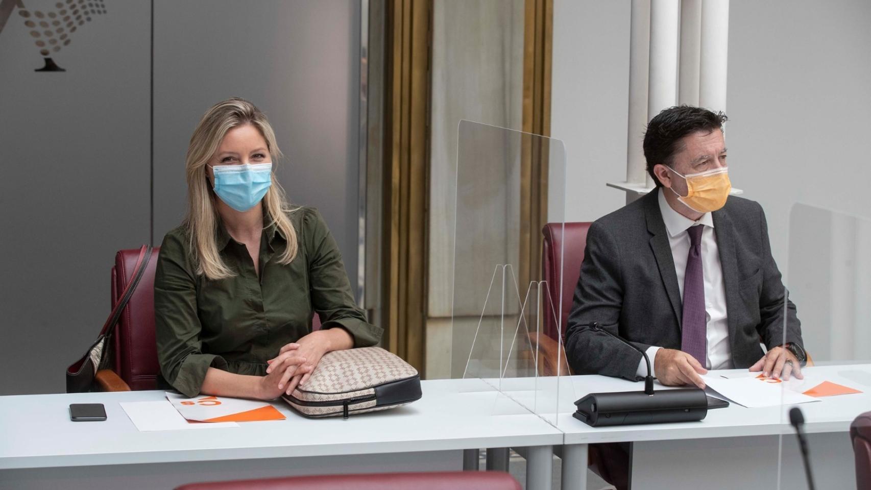 Ana Martínez Vidal y Juan José Molina en la Asamblea Regional.