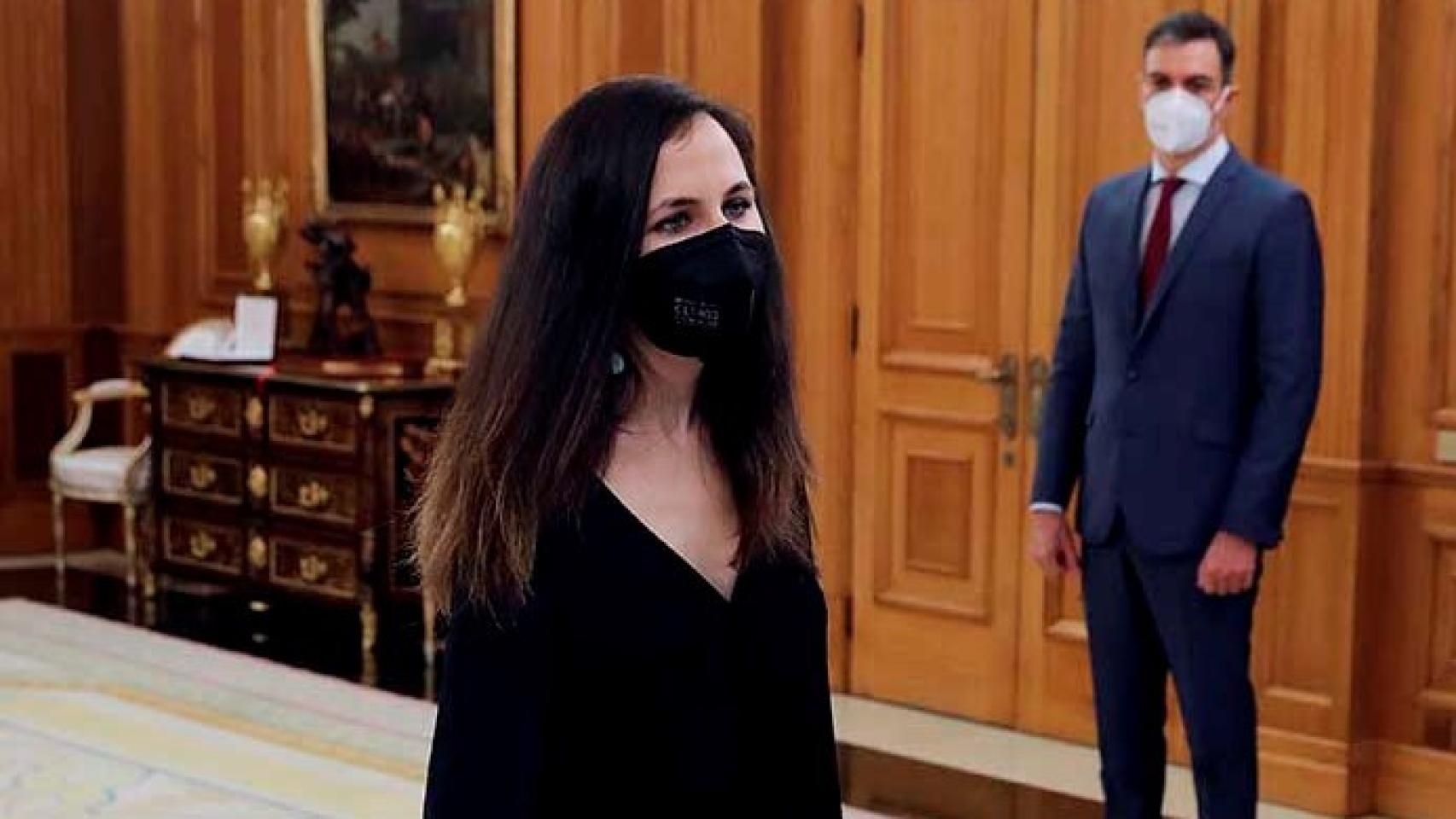 Ione Belarra, líder de Podemos, ante Pedro Sánchez el día de su toma de posesión como ministra de Derechos Sociales.