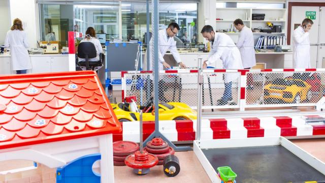 Técnicos de AIJU trabajan sobre la mejora de algunos juguetes.