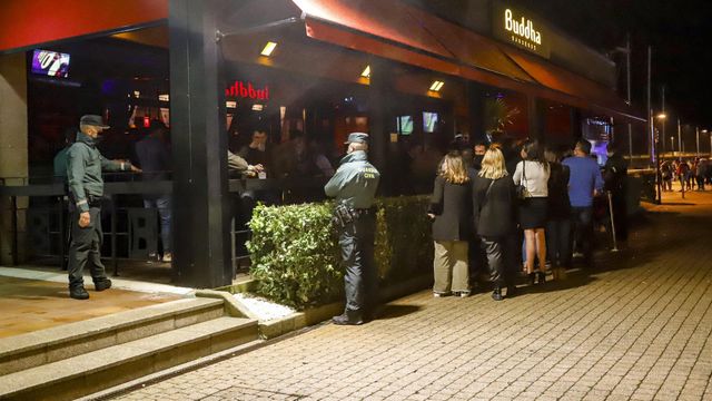 Dos agentes de Guardia Civil en un de los local de ocio nocturno del Puerto de Sanxenxo el pasado 3 de julio.