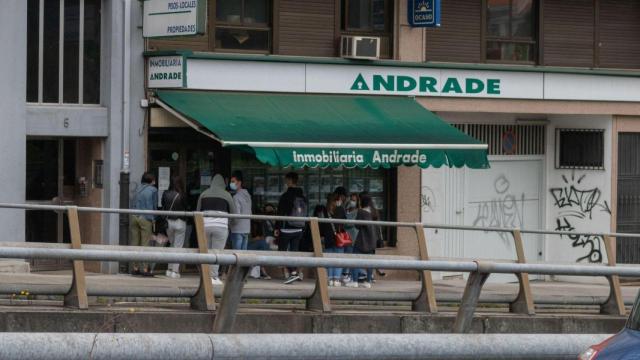 Estudiantes haciendo cola en una inmobiliaria para visitar pisos en Santiago de Compostela.