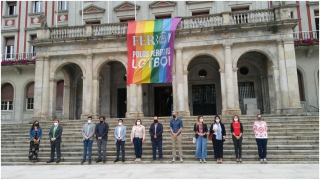 Minuto de silencio frente al palacio municipal.