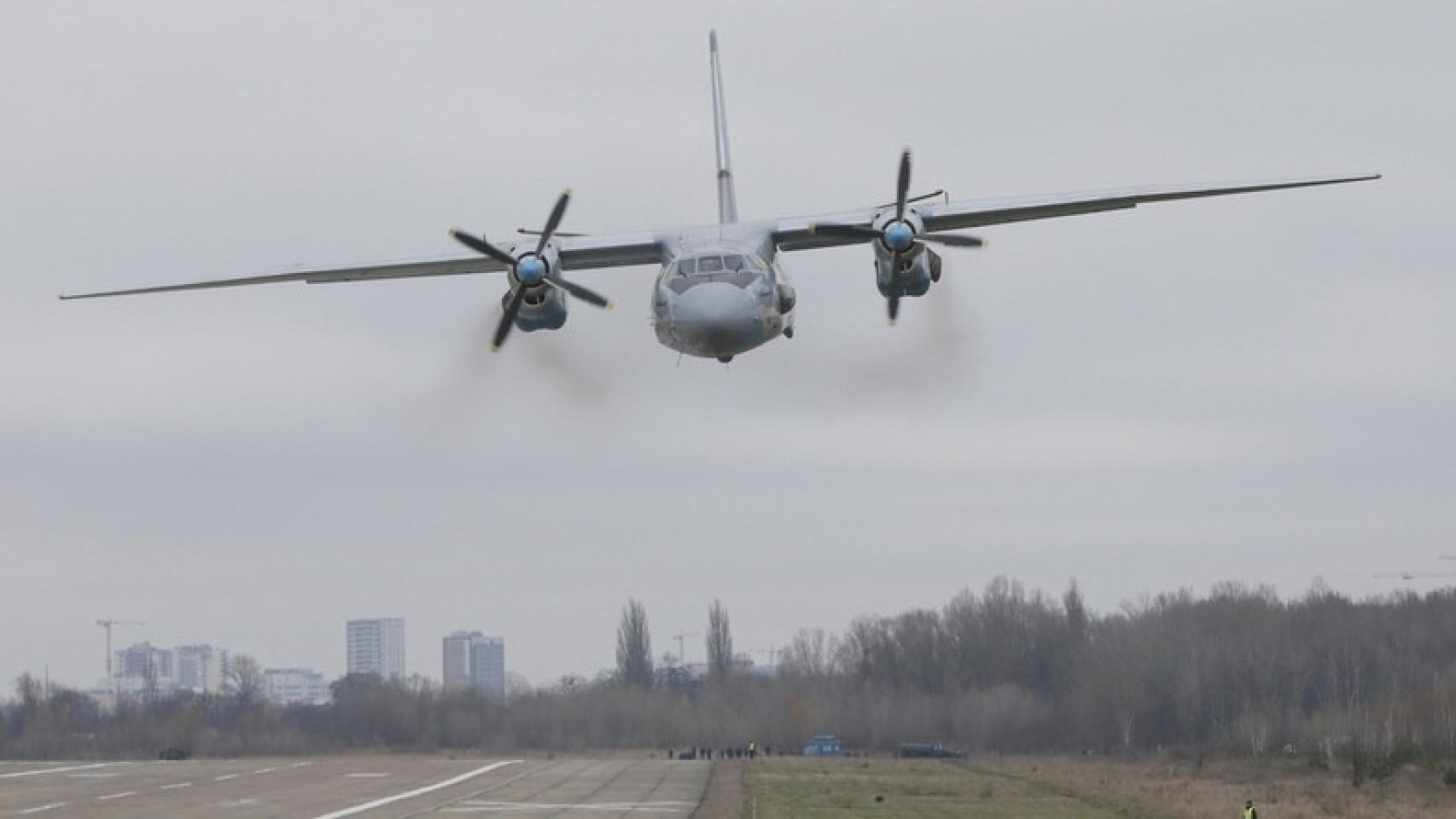 Desaparece un avión de pasajeros AN-26 con 28 personas a bordo.