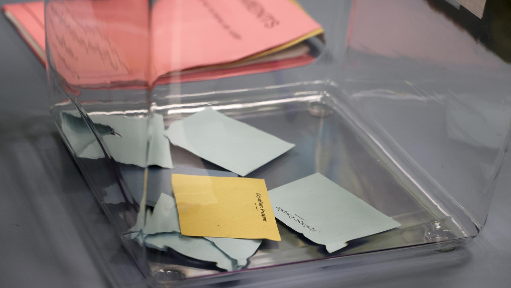Una urna durante unas elecciones.