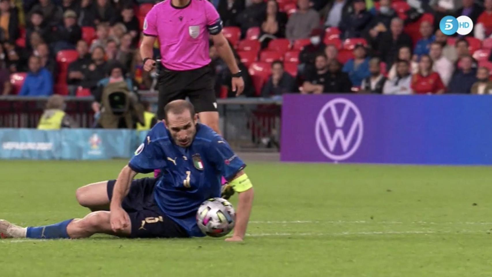 La mano de Giorgio Chiellini en el área de Italia en el minuto 90 de la semifinal de la Eurocopa