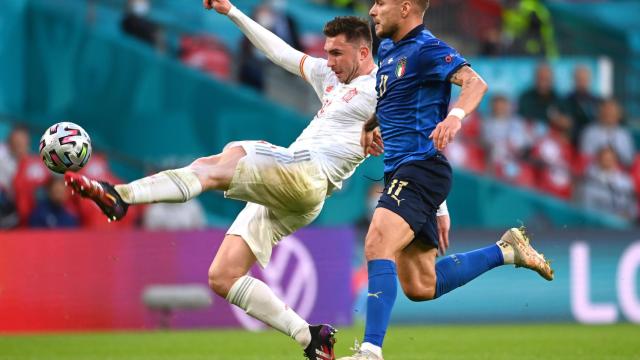 Aymeric Laporte controla el balón con la puntera perseguido por Ciro Immobile