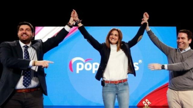 La alcaldesa de Archena, Patricia Fernández, junto a los líderes populares Fernando López Miras y Teodoro García Egea.