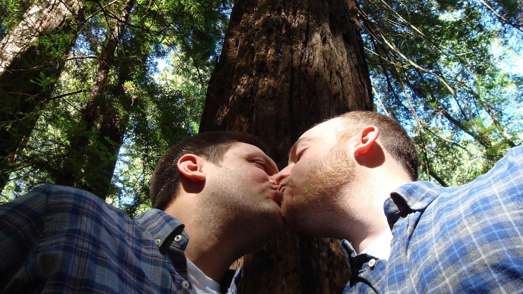 Una pareja dándose un beso.