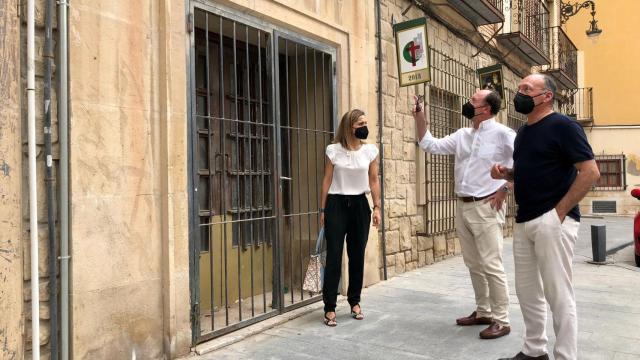 El alcalde Emilio Bascuñana y los ediles Rafael Almagro y Sabina Goretti Galindo, en los antiguos juzgados