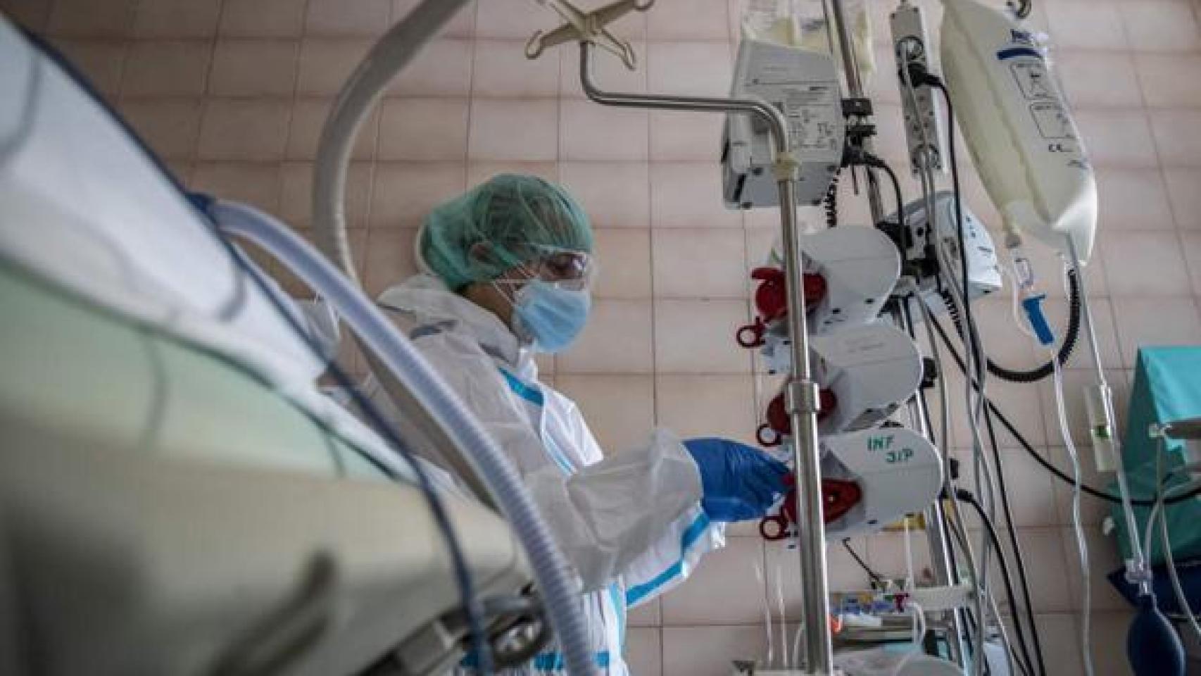 Atención hospitalaria a un paciente con covid (EFE)